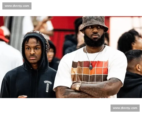 勒布朗之子布莱斯助阵亚利桑那大学学弟锦标赛：传承篮球基因，见证未来之星成长