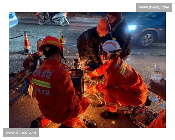 洪水中的生命托举：榕江消防员用身躯筑起 “避风港”