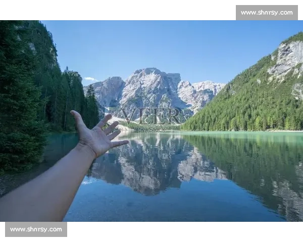 雨幕中的泳者：拥抱自然的清凉仪式