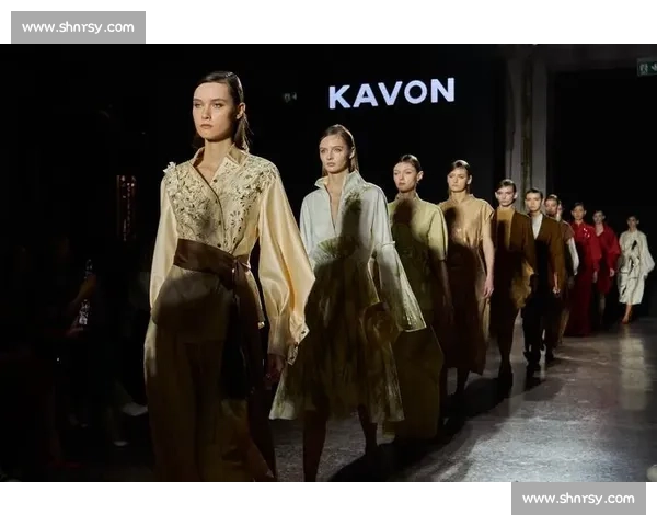 巴洛特利巴黎时装周跨界首秀 34 岁足坛传奇开启时尚新征程